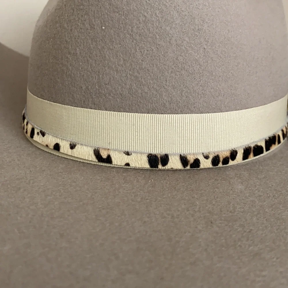 . WYETH New rare wool tan gray hat with leather calf hair cheetah bow! - Picture 3 of 5
